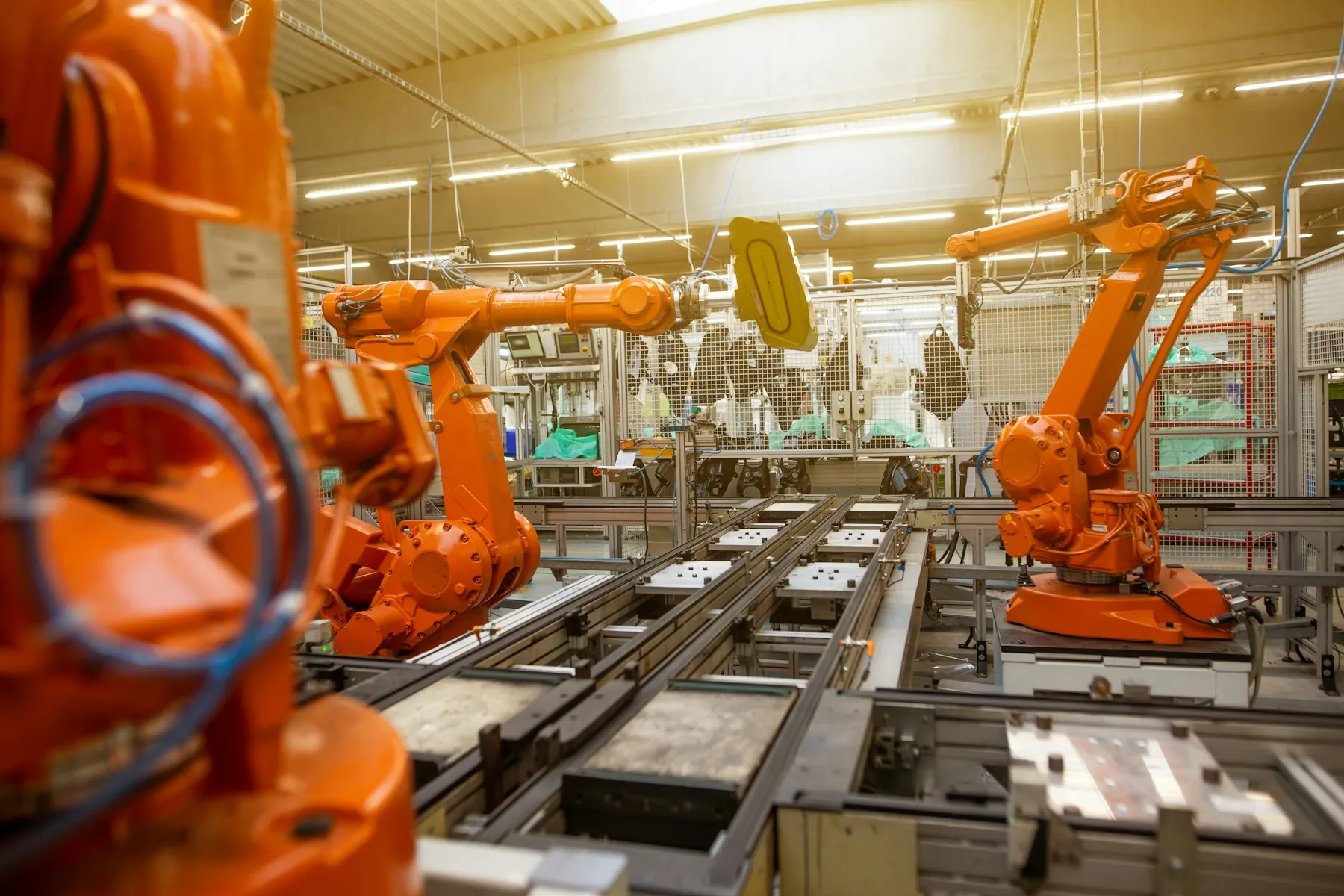 Automatisierte Fertigungslinie mit orangefarbenen Industrierobotern