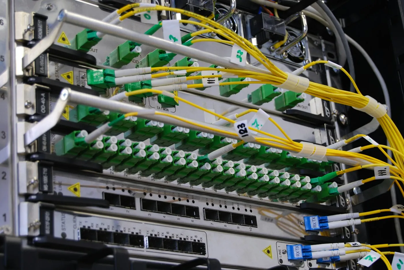 Glasfaserkabel an einem Netzwerk-Switch im Serverschrank