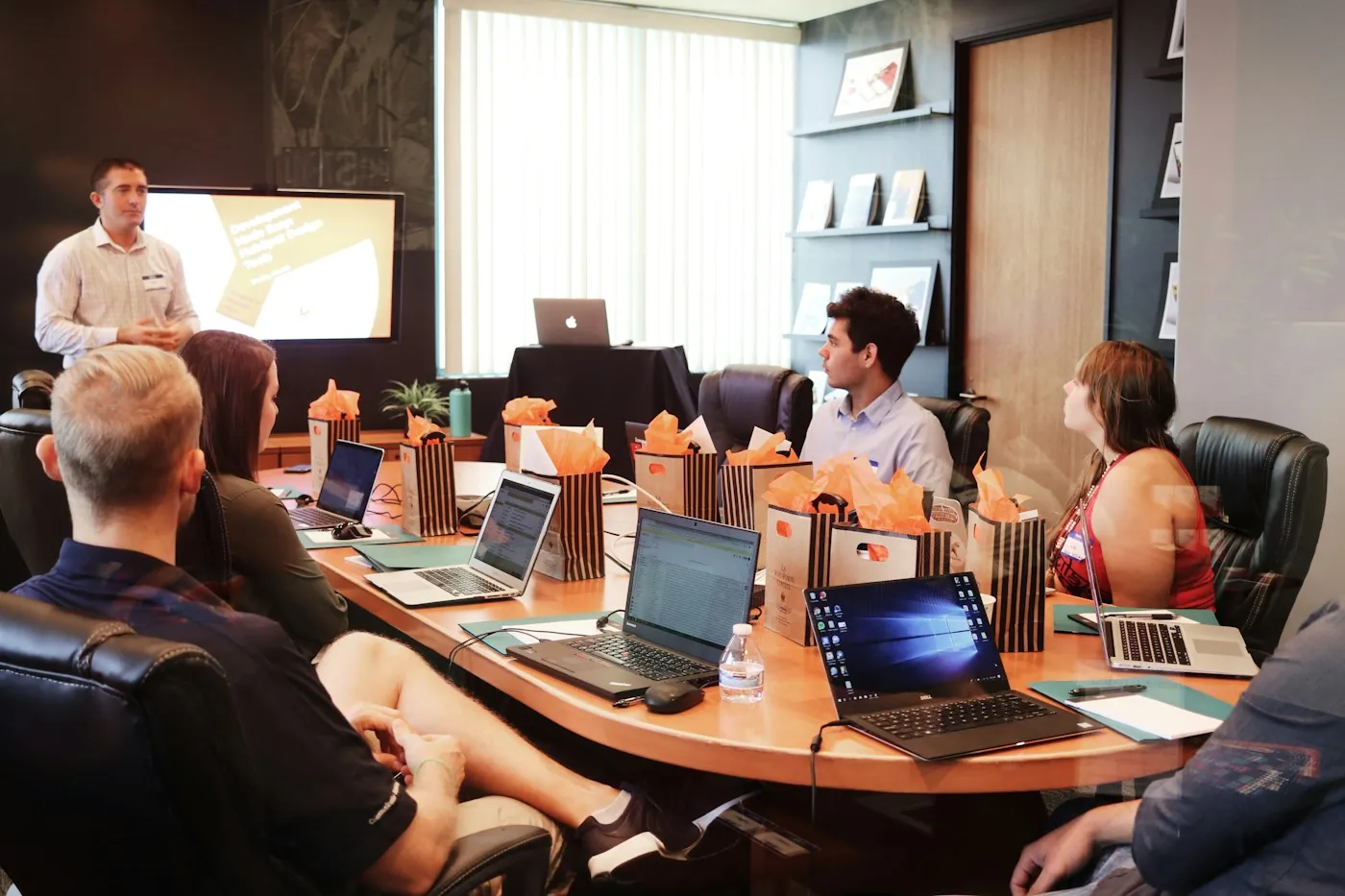 Vertriebsteam in einer Besprechung mit Laptops